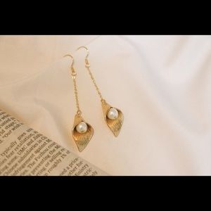 Lily Pearl Drop Earring